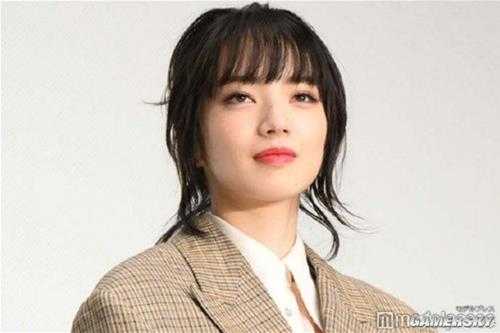 小松菜奈产子后首次亮相：新片《我们是谁》发布会